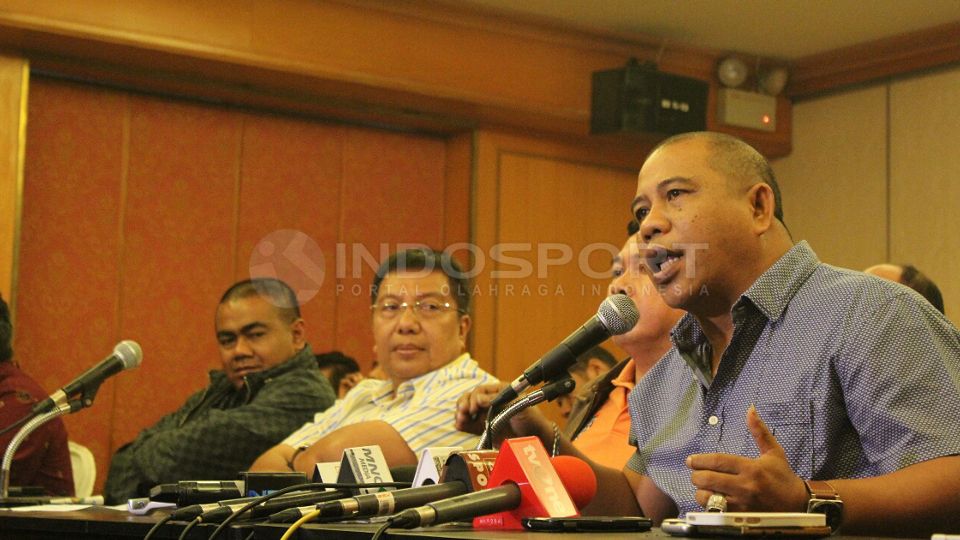 General Manager klub Borneo FC Aidil Fitri (Kanan) saat jumpa pers usai pertemuan manager-manager klub QNB 2015 di Hotel Sultan, Minggu (26/04/15). Copyright: &copy; Herry Ibrahim/INDOSPORT